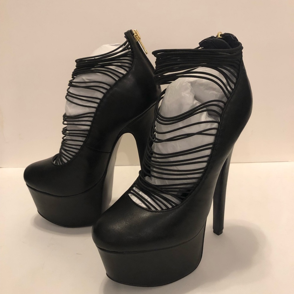 London Trash Ceres pumps in black Size 7